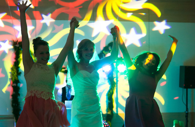 tanzende Braut bei Hochzeit von DJ & more