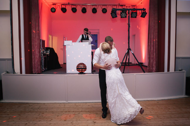 tanzendes Brautpaar bei Hochzeit von DJ & more